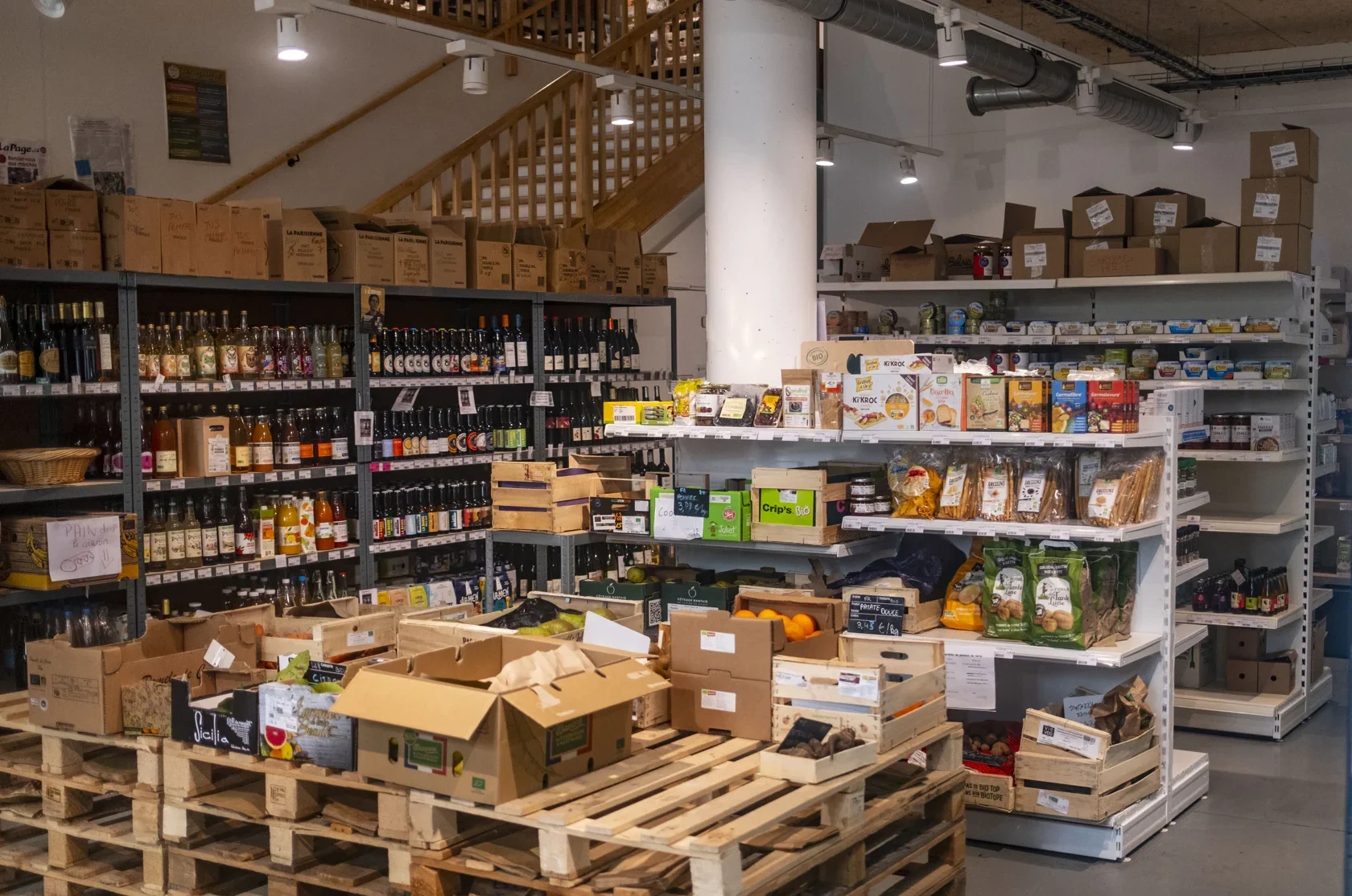 Vue des rayons du magasin coopératif la Coop14 à Paris 14ème.