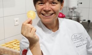 Marie-Laure- Nicaise artisan pâtissière montrant un Biscuit traditionnel