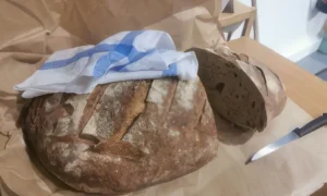 Miches de pain paysan au levain, cuit au feu de bois